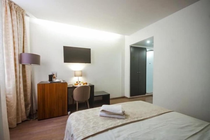 Room 9 of 32