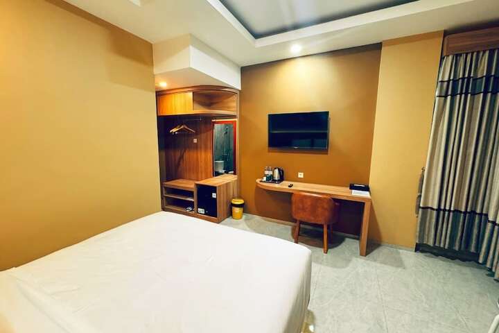 Room 4 of 18