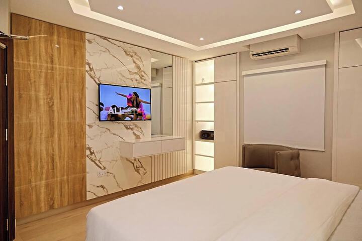 Room 6 of 30