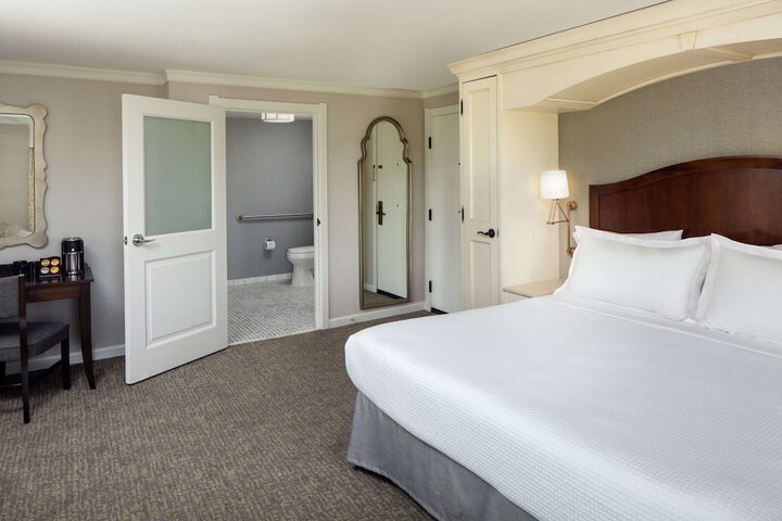 1 King Bed (4 of 10)