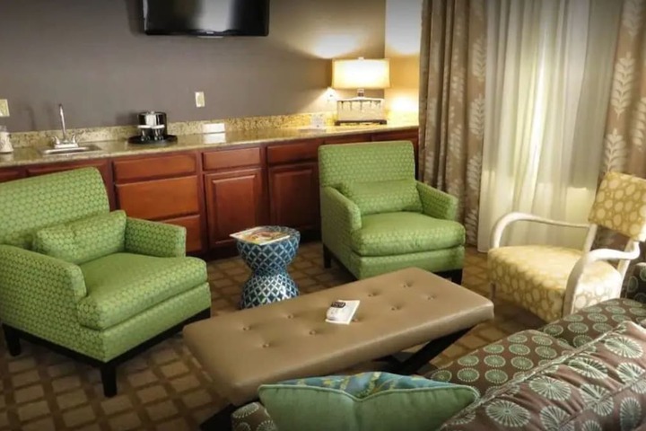 1 King Bed (4 of 12)