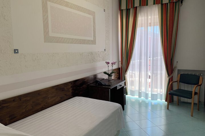Room 7 of 28