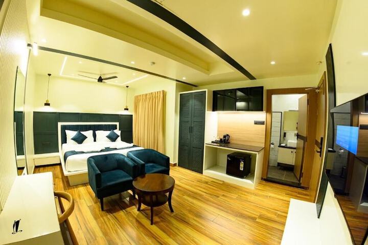 Room 6 of 30