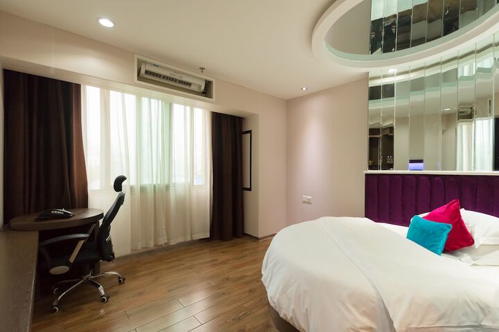 Room 6 of 24