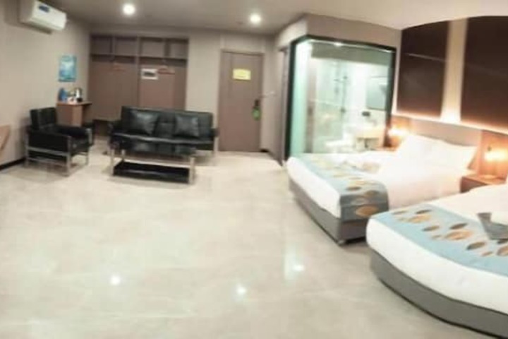 Room 17 of 39
