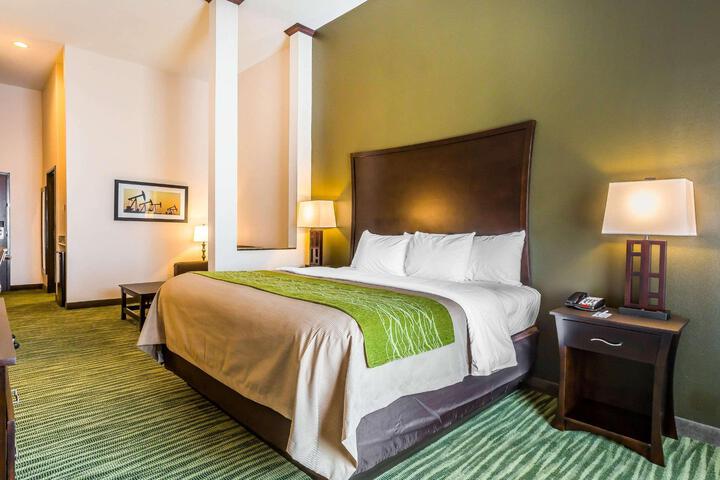 1 King Bed (2 of 13)