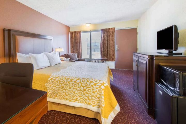 1 King Bed (3 of 8)