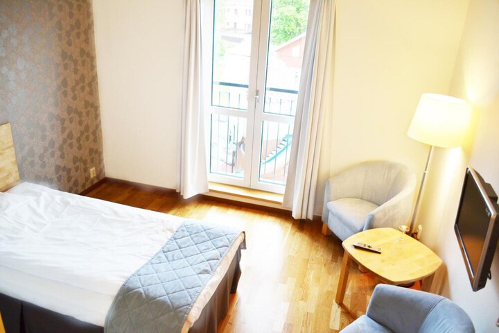 Room 9 of 38