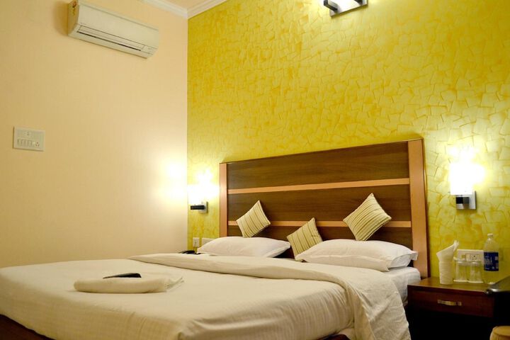 Room 4 of 12