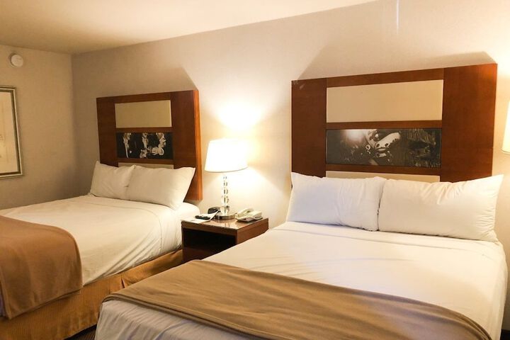 Quadruple Deluxe 2 Queen Beds (2 of 9)