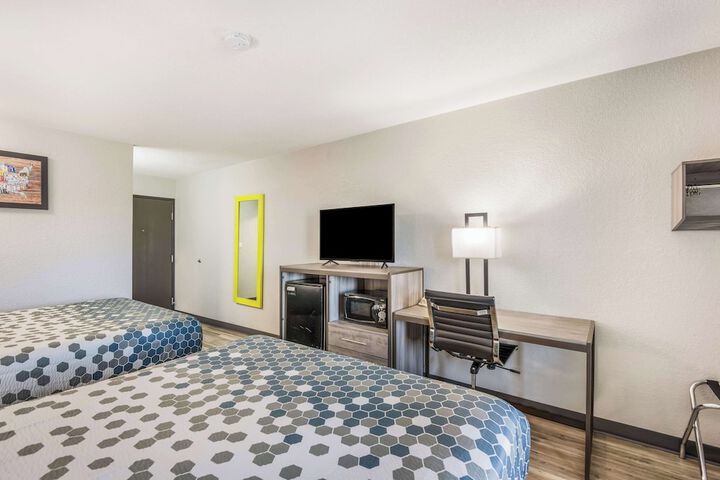 1 Queen Bed (15 of 16)