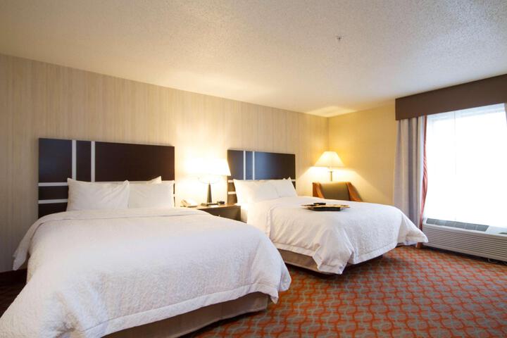 2 Queen Beds (3 of 4)