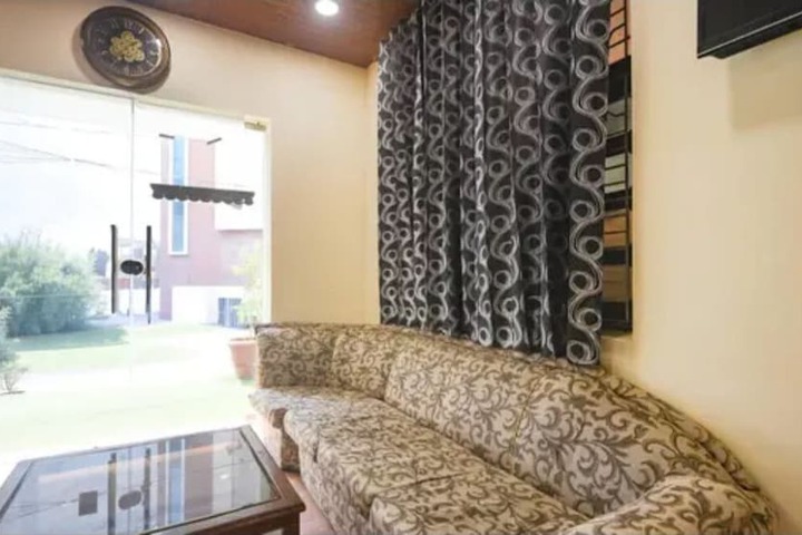 Business Center 17 of 19
