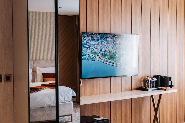 Room 6 of 9