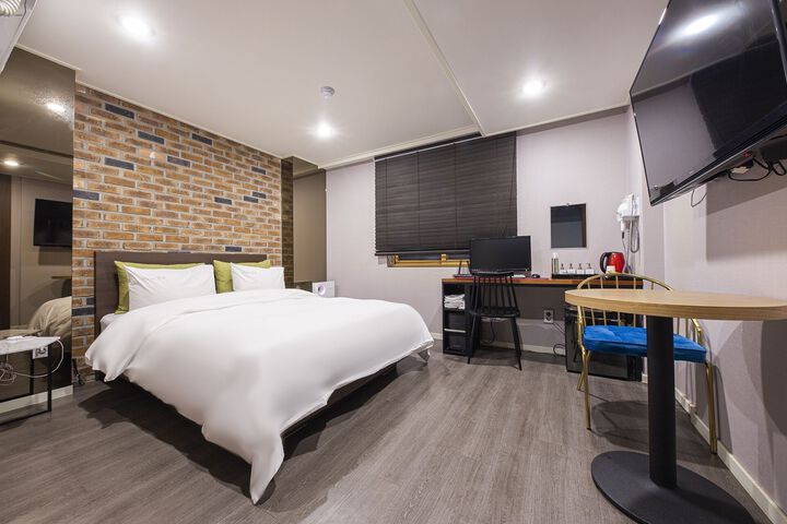 Room 42 of 155
