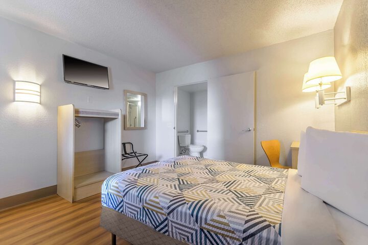 1 Queen Bed (3 of 11)