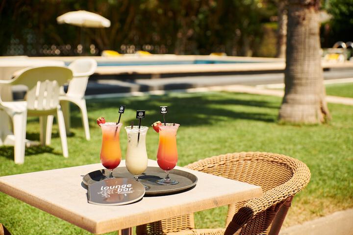 Swim-up bar