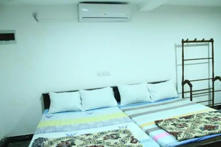 Room 4 of 12