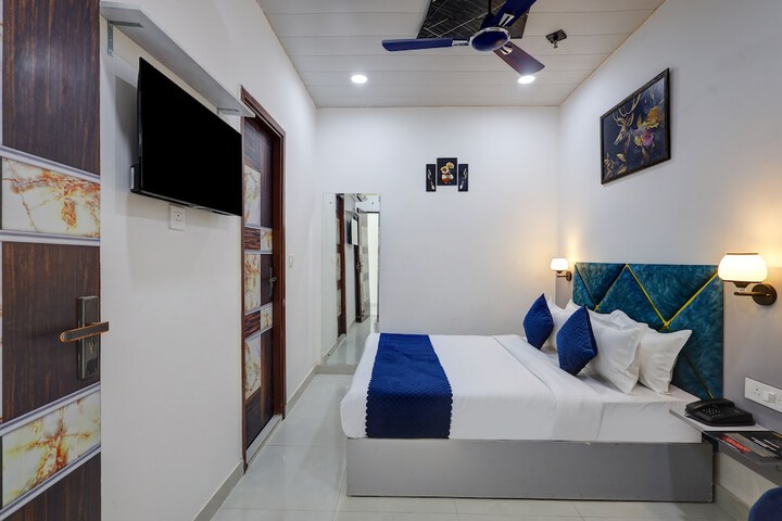 Room 12 of 18