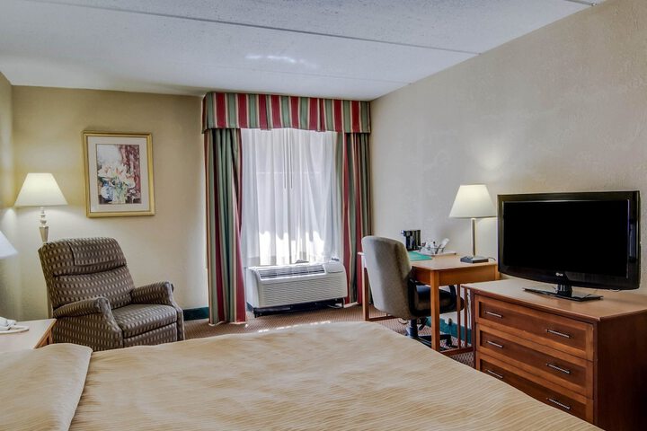 Queen Bed Accessible (2 of 5)