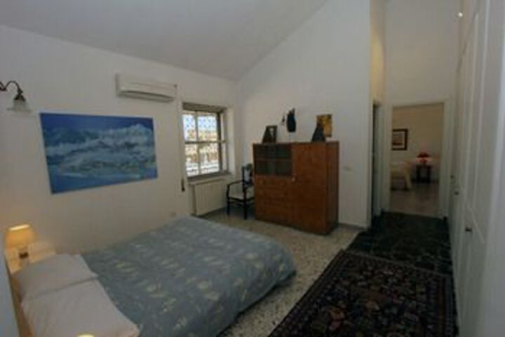 Room 10 of 20