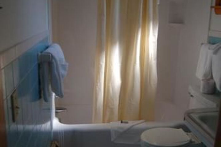Room 8 of 10