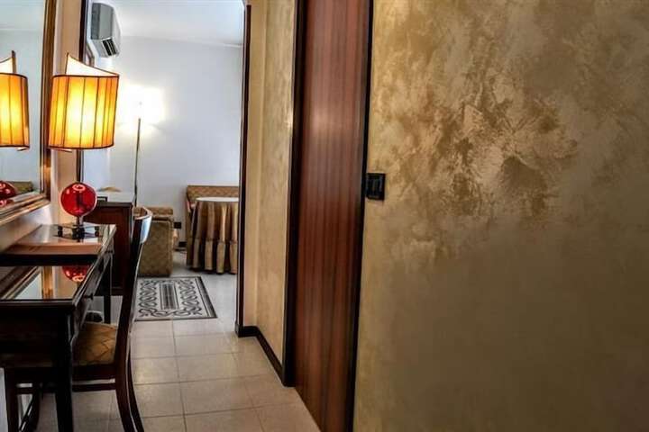 Room 28 of 102