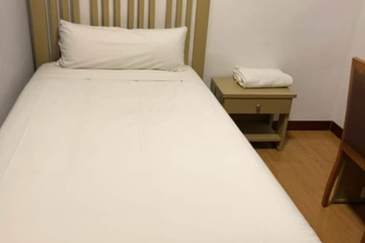 Room 9 of 38