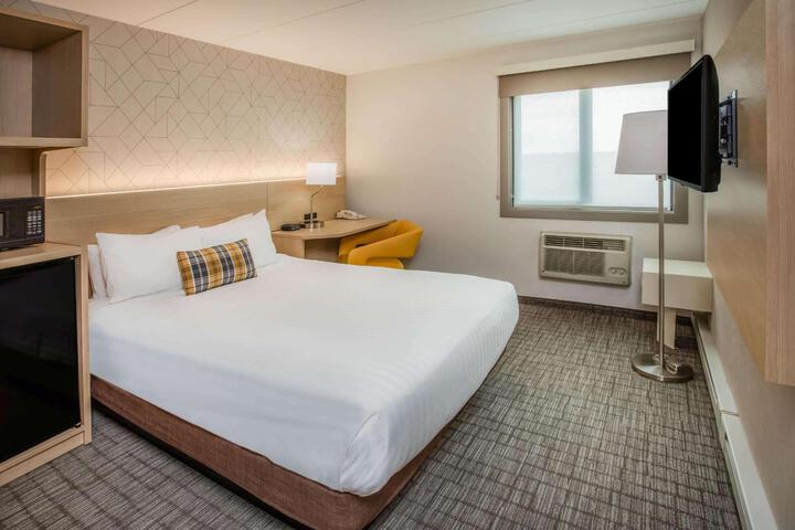 1 Queen Bed (6 of 26)