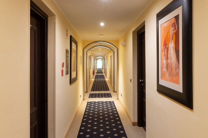 Ballroom/Hall 68 of 81