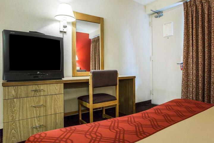 1 King Bed (5 of 11)