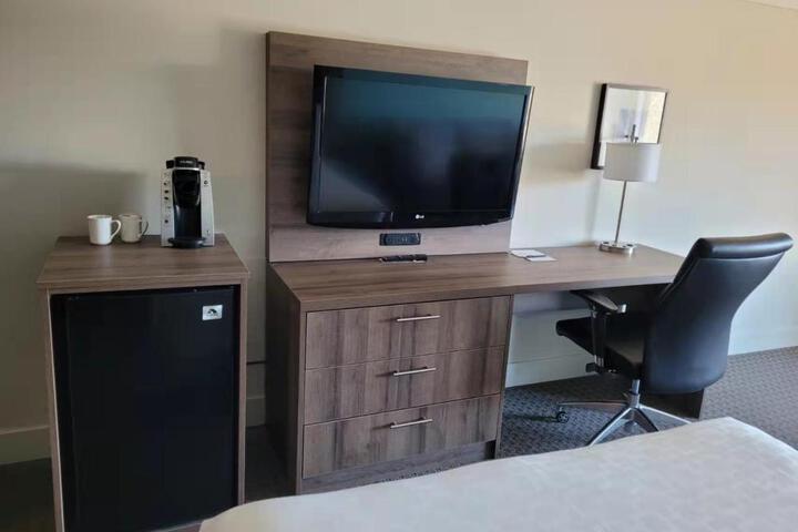 1 Queen Bed (12 of 19)
