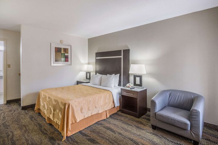 Room 4 of 70