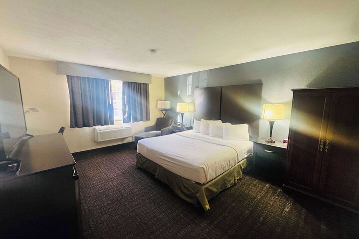 1 King Bed (4 of 8)