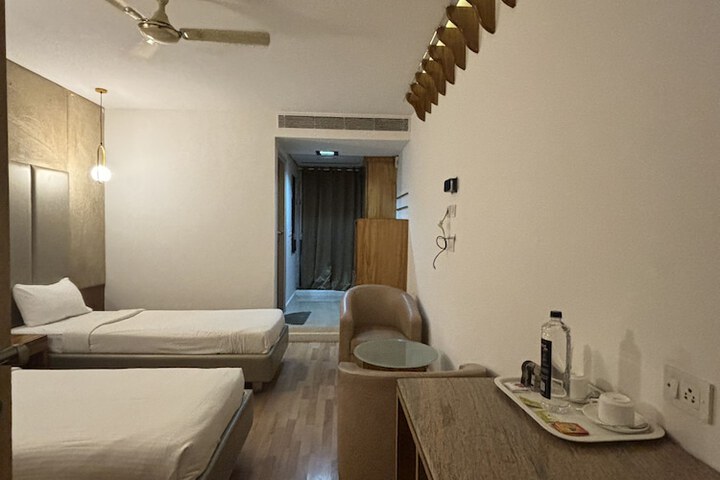 Room 9 of 12