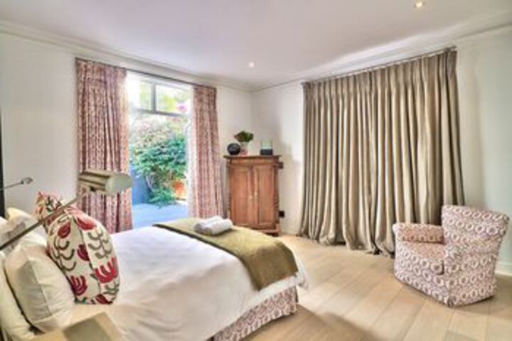 Room 8 of 33