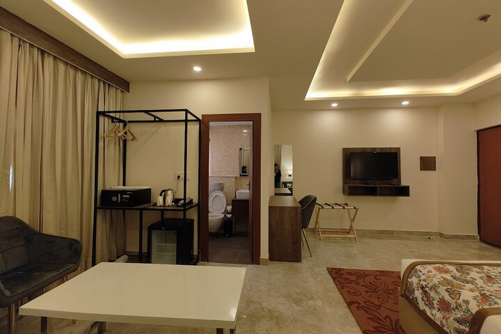 Room 28 of 33
