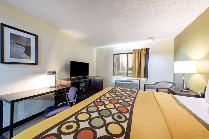 1 King Bed Deluxe Room (5 of 6)