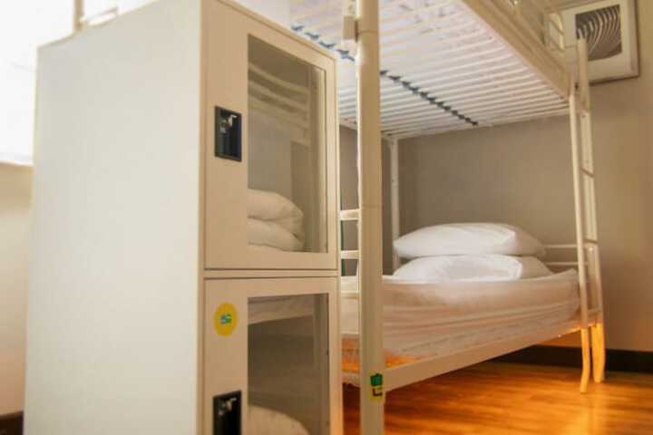Room 13 of 33