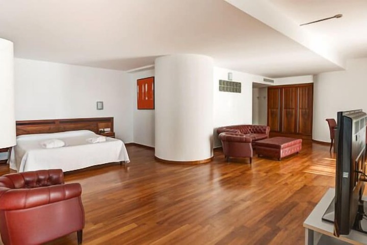 Room 12 of 152