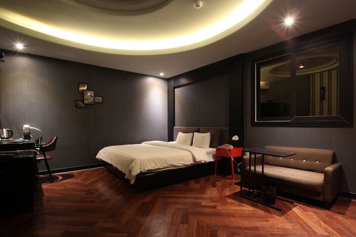 Room 43 of 84