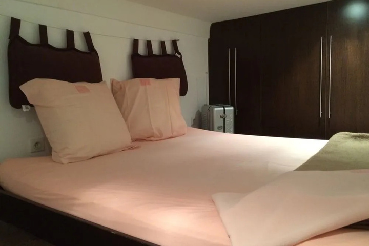 Room 2 of 10