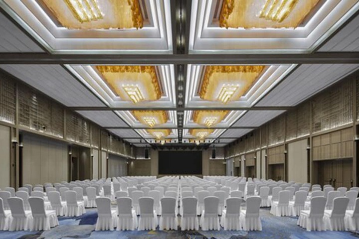 Ballroom/Hall 41 of 52
