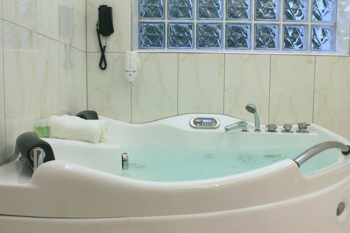 Jetted tub