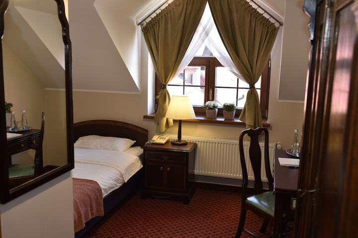 Room 9 of 16