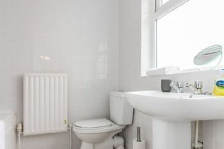 Room 4 of 16