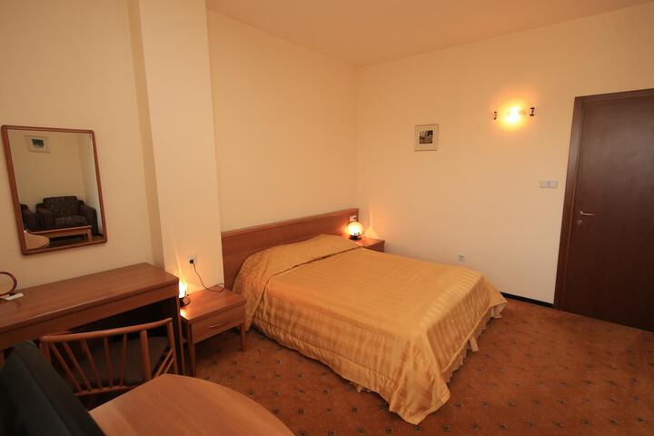 Room 11 of 48