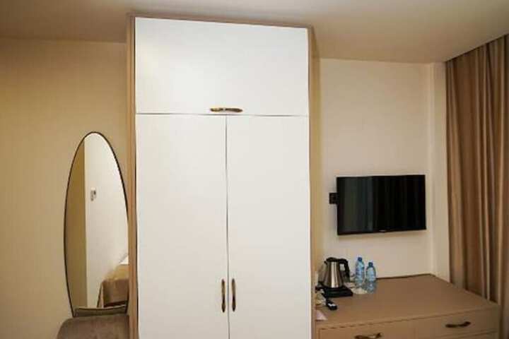 Room 12 of 18