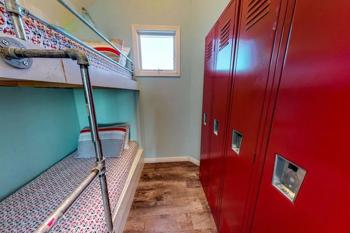 Room 3 of 10