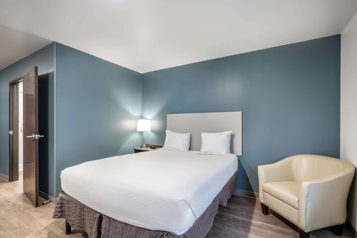 1 Queen Bed (5 of 28)